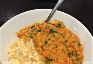 Dhal med spinat og tomat