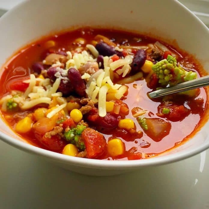 Tacosuppe med hakket oksekød, kidneybønner og tomat - Nem opskrift