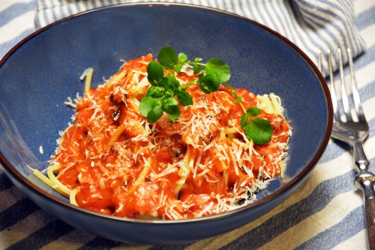 Beluga bolognese med sorte belugalinser serveret på spaghetti med parmesan og brøndkarse