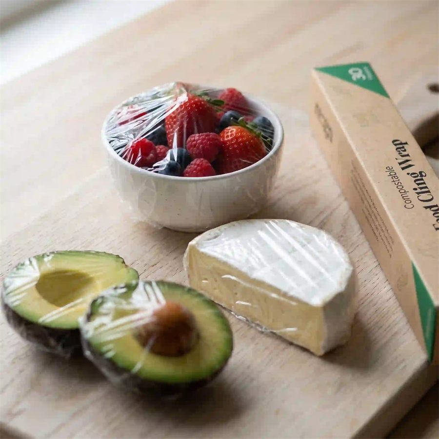 Bær, avocado og ost pakket i plantebaseret husholdningsfilm ved siden af dispenseren