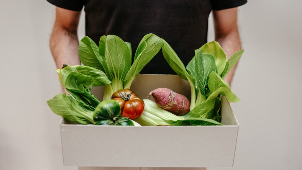 Måltidskasse med pak choi, tomat og søde kartofler