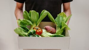 Måltidskasse med pak choi, tomat og søde kartofler