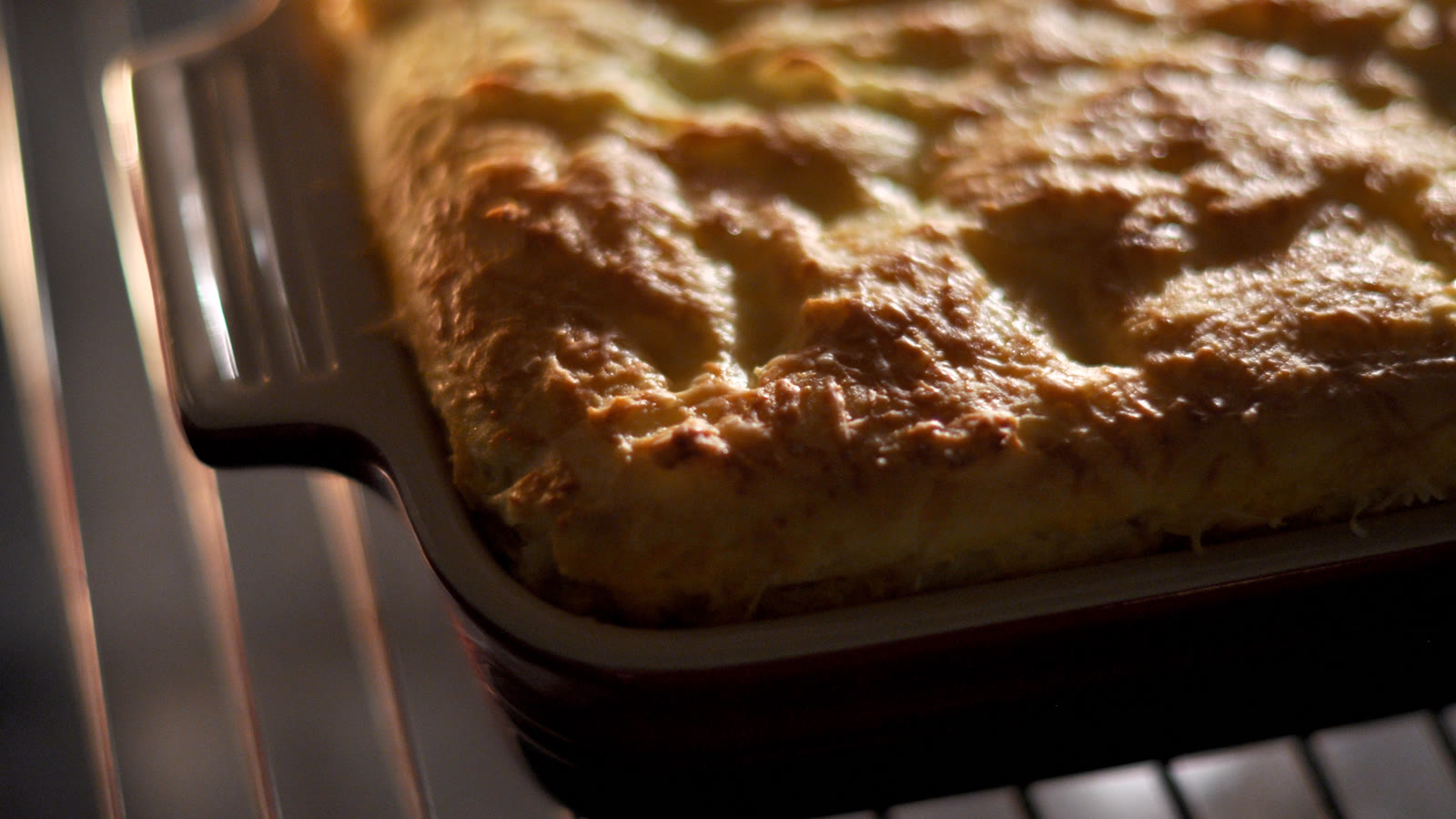 Rest af kartoffelmos gratineret som gyldent låg på et ovnfad