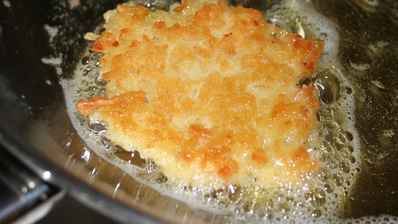 Klatkage af kartoffelmos steges gyldenbrun på panden